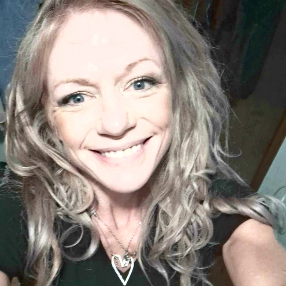 Meet your Posher, Stephanie - Picture 2 of 2